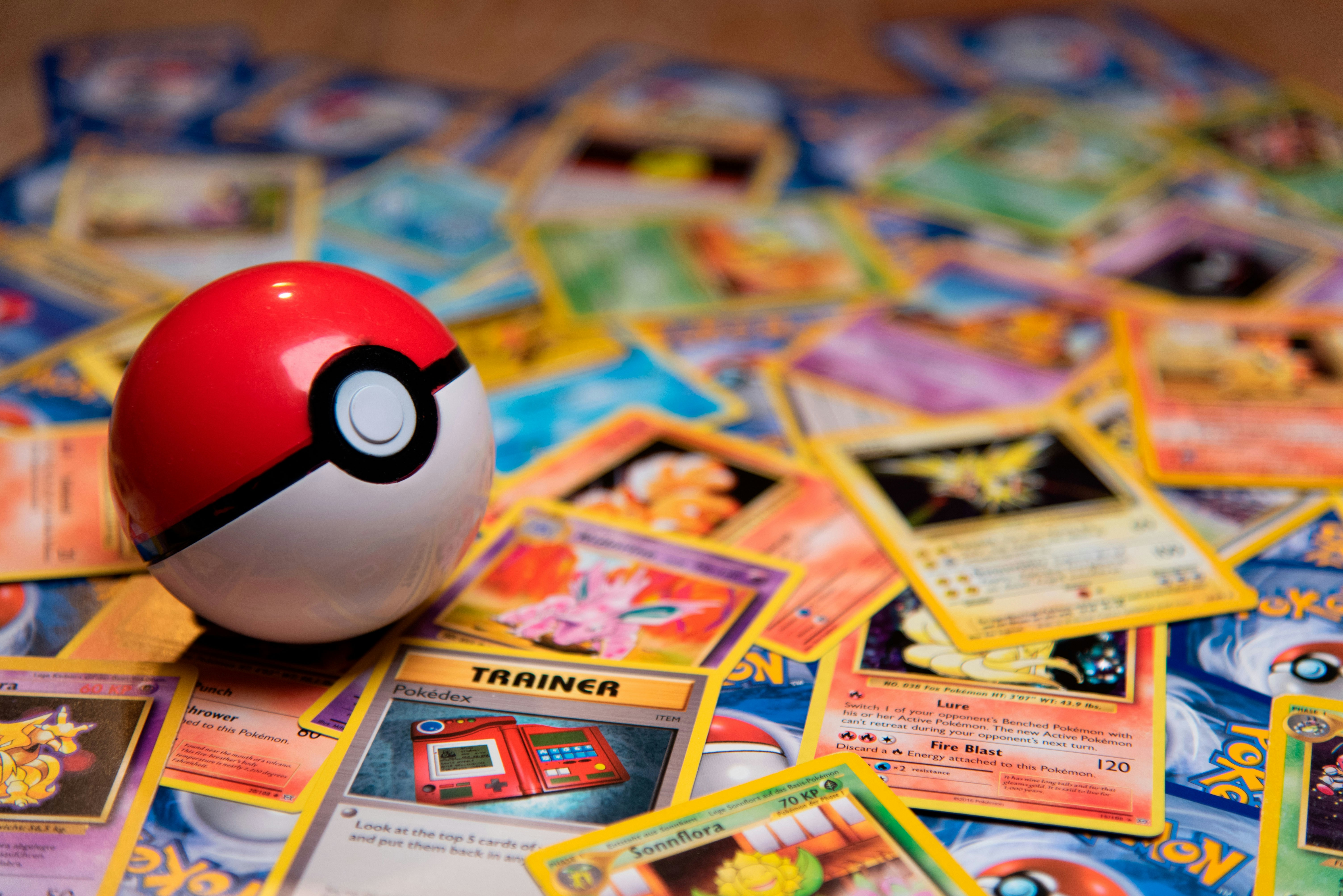 Poké Ball y cartas Pokémon vintage